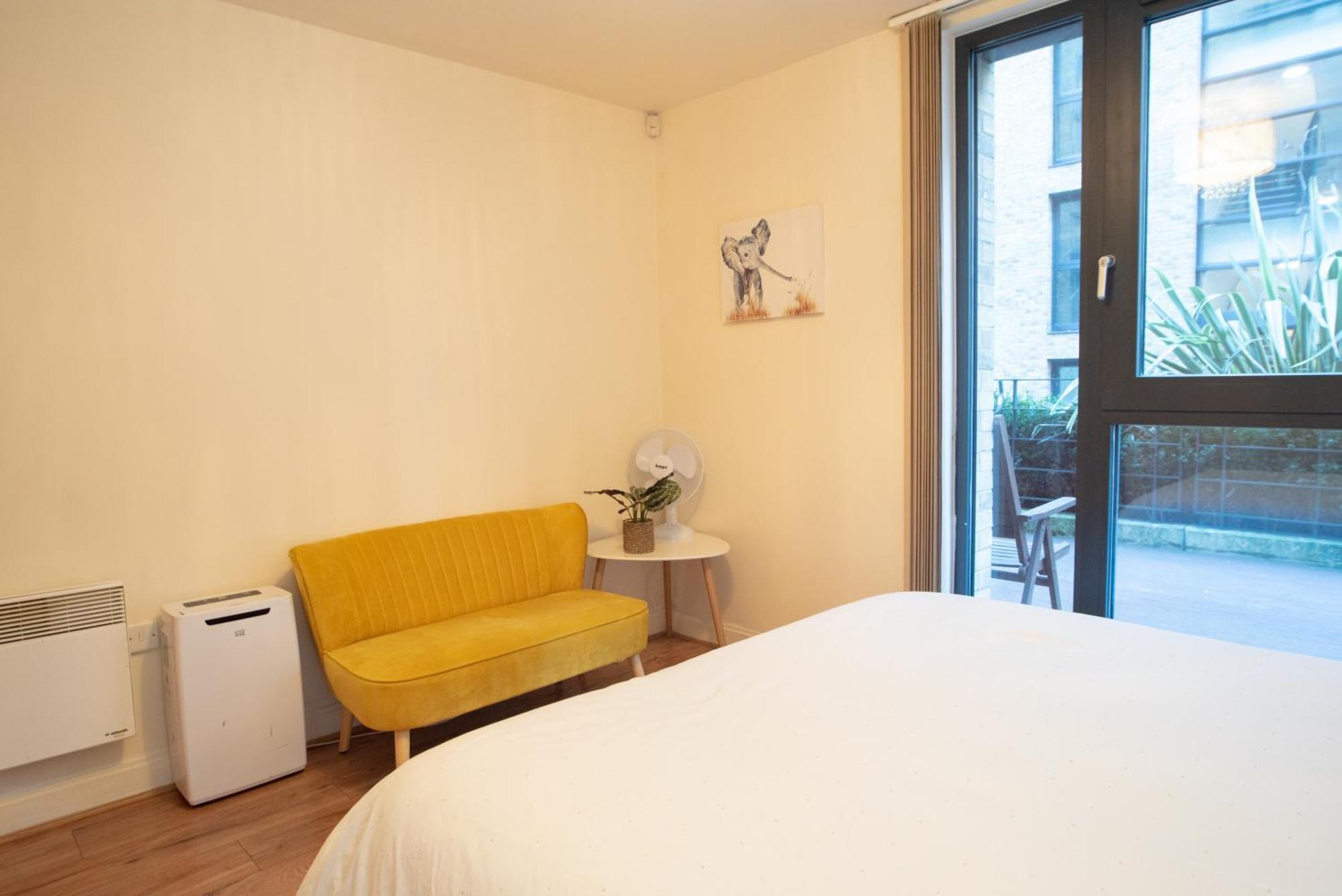 Spacious 1 Bed Apartment With Workspace, Coffee & Free Secure Parking เบอร์มิงแฮม ภายนอก รูปภาพ