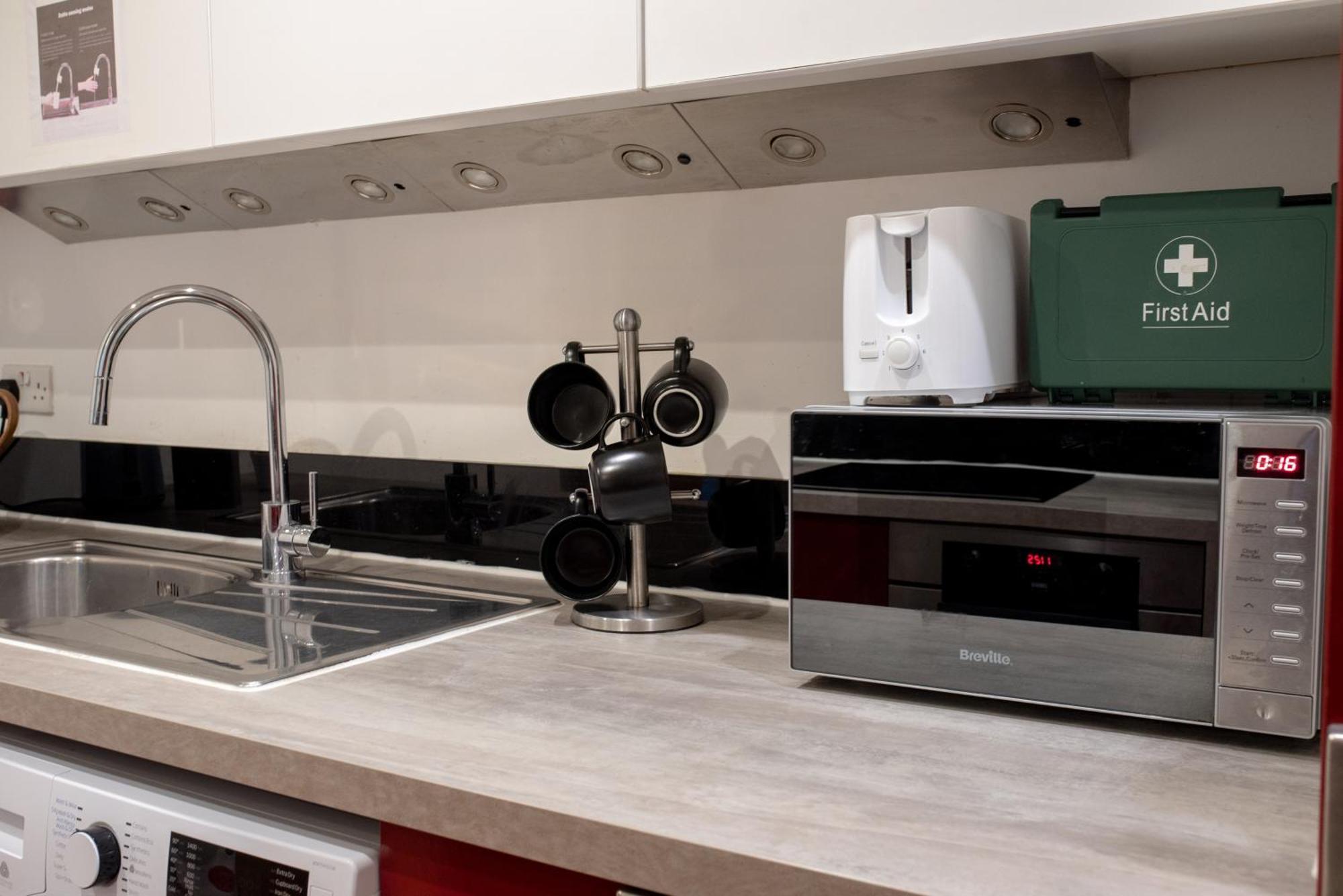 Spacious 1 Bed Apartment With Workspace, Coffee & Free Secure Parking เบอร์มิงแฮม ภายนอก รูปภาพ