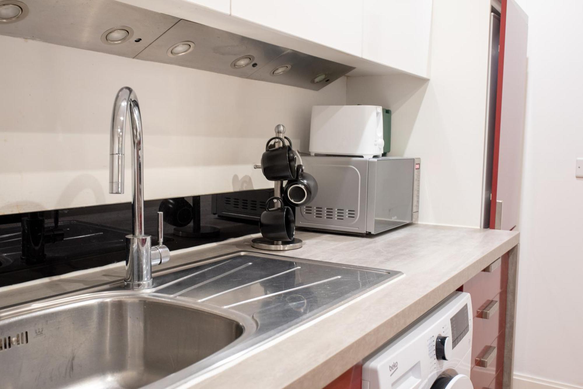 Spacious 1 Bed Apartment With Workspace, Coffee & Free Secure Parking เบอร์มิงแฮม ภายนอก รูปภาพ