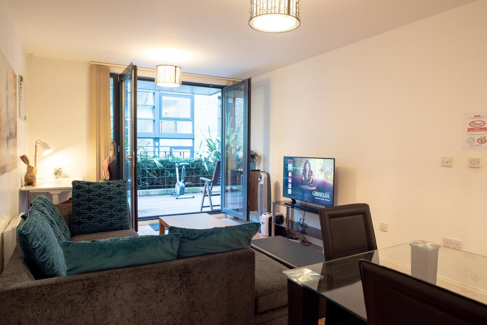 Spacious 1 Bed Apartment With Workspace, Coffee & Free Secure Parking เบอร์มิงแฮม ภายนอก รูปภาพ